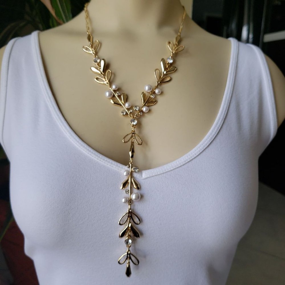 BCBGeneration Leaf Pearl Y Necklace